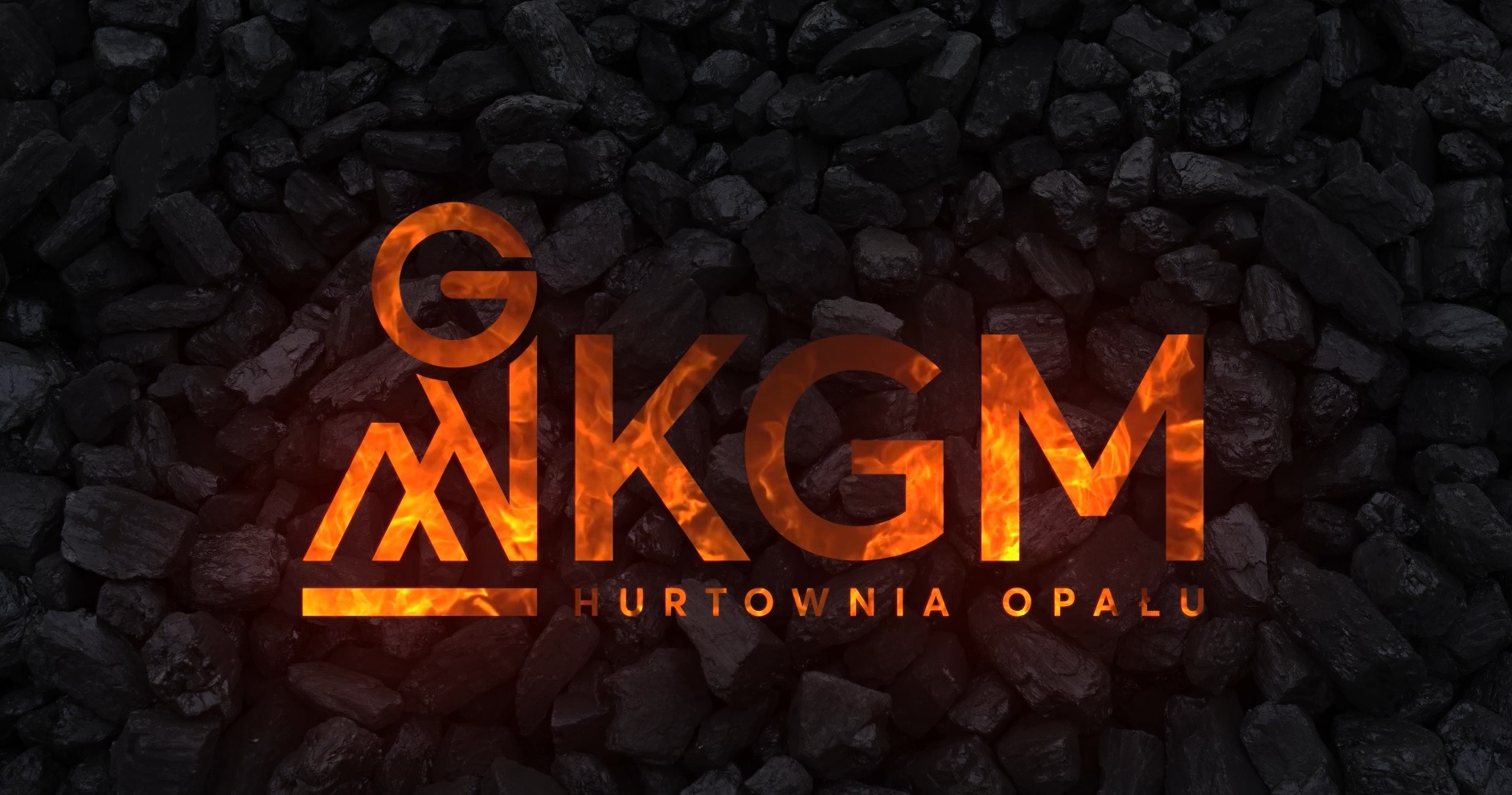 Czarny węgiel kamienny w tle z pomarańczowym logo 'GKGM Hurtownia Opału' z efektem płomieni.