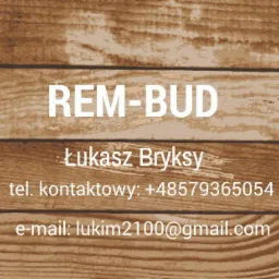 Wizytówka firmy REM-BUD Łukasz Bryksy z numerem telefonu i adresem e-mail na tle tekstury drewna.