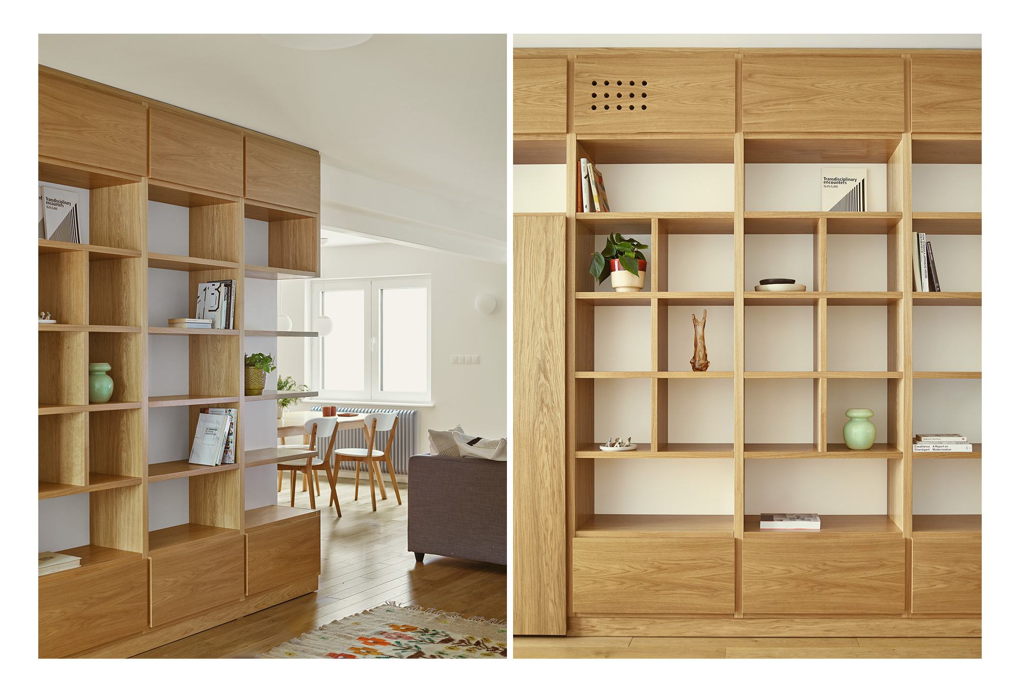 Drewniany regał z kwadratowymi półkami, częściowo wypełniony książkami i dekoracjami, widok na salon z drewnianą podłogą, stół z krzesłami i szarą sofę w tle.