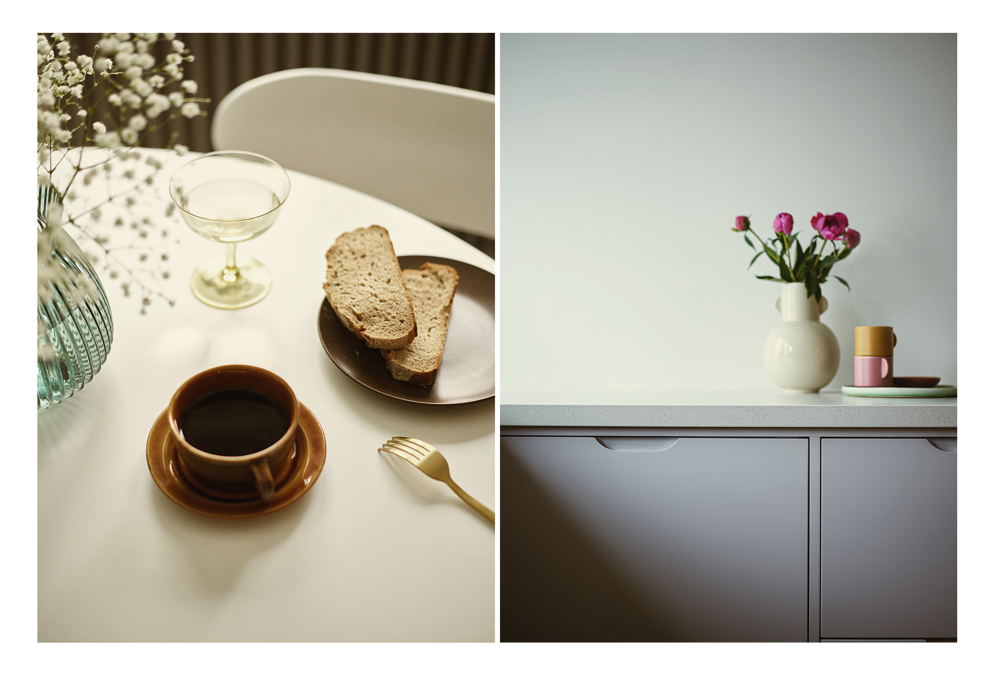 Kompozycja śniadaniowa: filiżanka kawy, kromki chleba na talerzu, kieliszek z napojem i złoty widelec na białym stole obok wazonu z gipsówką; po prawej stronie kwiaty w wazonie na blacie szafki...