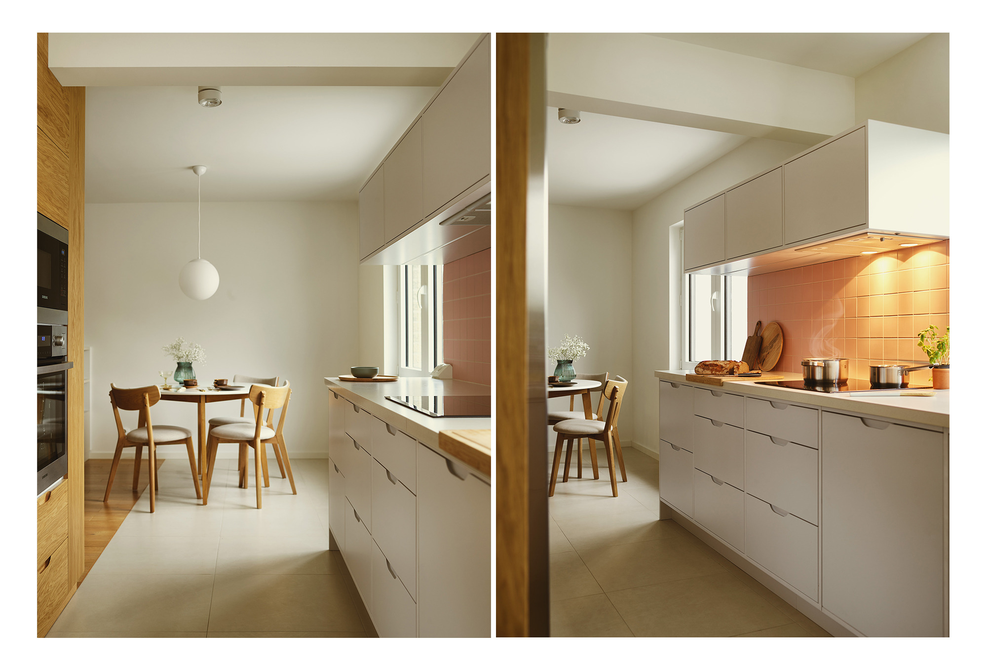 Jasna kuchnia z wyspą kuchenną, różowymi kafelkami nad blatem, drewnianym stołem z krzesłami i kwiatami w wazonie, oświetlona kulistą lampą wiszącą.