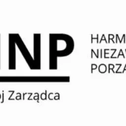Logo firmy HNP: Twój Zarządca, z hasłami Harmonia, Niezawodność, Porządek.