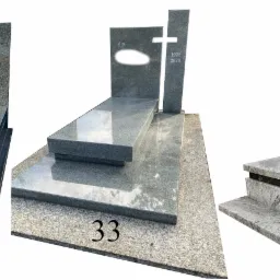 Trzy różne modele nagrobków granitowych: ciemnoszary z krzyżem, szary z wygrawerowanym krzyżem i datami, oraz jasnoszary z czarną płytą, wszystkie ustawione na jasnym tle.