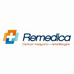 Logo centrum medyczno-rehabilitacyjnego Remedica z symbolem krzyża utworzonym z nakładających się na siebie pomarańczowych i niebieskich element&oacute;w.