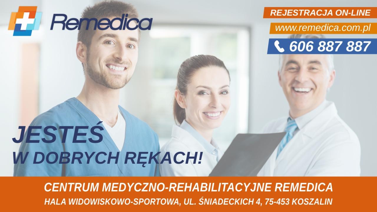 Zespół medyczny Centrum Medyczno-Rehabilitacyjnego Remedica, uśmiechnięty lekarz w niebieskim uniformie i dwie lekarki w białych fartuchach, oferta rejestracji online i numer telefonu.