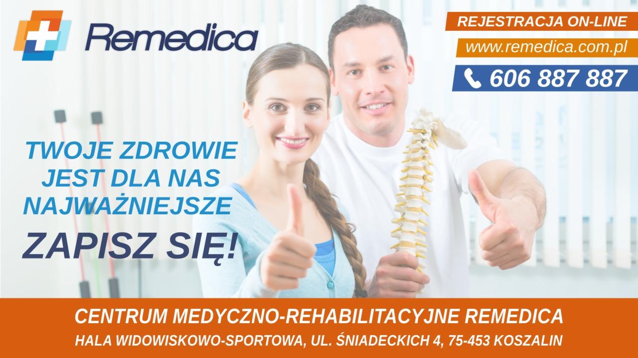 Uśmiechnięta kobieta i mężczyzna prezentują model kręgosłupa w centrum medyczno-rehabilitacyjnym Remedica, zachęcając do rejestracji online lub telefonicznej.