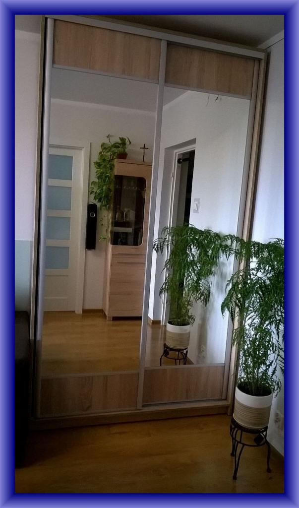 Szafa wolnostojaca z drzwiami przesuwnymi