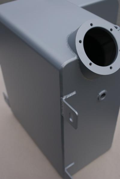 Szary, spawany zbiornik z metalu z okrągłym otworem kołnierzowym i uchwytami mocującymi, widoczne spawy.