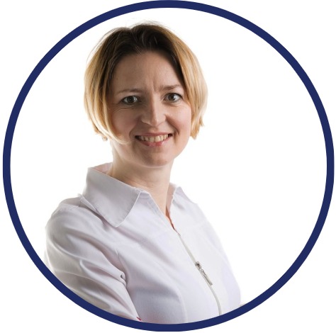 Uśmiechnięta blond kobieta w białej koszuli, portret w okręgu na jasnym tle. Profesjonalny wizerunek.