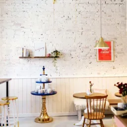 Podłoga z mikrocementu FIT CEMENTO w cukiernio-kawiarni - użyteczność publiczna