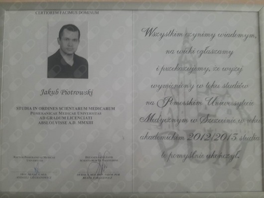 Skan dyplomu ukończenia studiów medycznych Jakuba Piotrowskiego na Pomorskim Uniwersytecie Medycznym w Szczecinie.