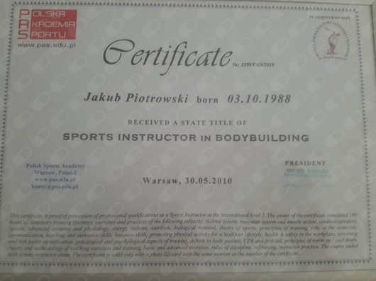 Certyfikat ukończenia kursu instruktora sportu w kulturystyce, wydany przez Polską Akademię Sportu imieniem Jakuba Piotrowskiego, z datą wydania 30.05.2010.