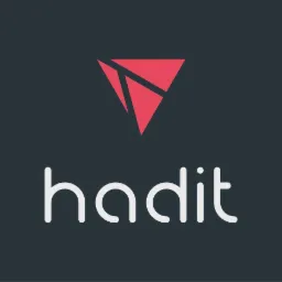 Logo firmy Hadit: Czerwony trójkąt rozbity na fragmenty nad nazwą firmy w kolorze białym na ciemnoszarym tle.
