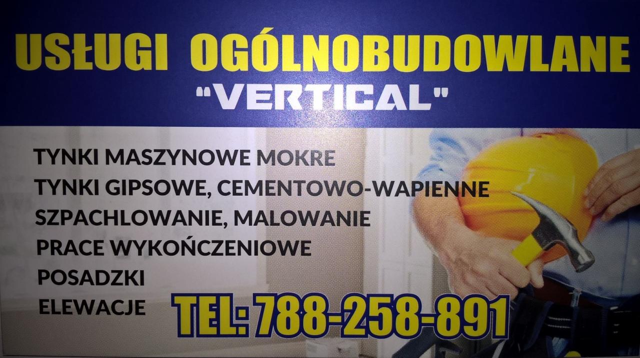 Ogłoszenie usług ogólnobudowlanych z numerem telefonu, obejmujących tynki maszynowe mokre, gipsowe, cementowo-wapienne, szpachlowanie, malowanie, prace wykończeniowe, posadzki i elewacje. W tle...