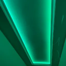 Sufit podwieszany z oświetleniem LED w kolorze zielonym, widoczne wystające przewody elektryczne.