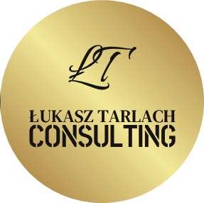 Złote logo firmy Łukasz Tarlach Consulting z inicjałami LT w górnej części koła.