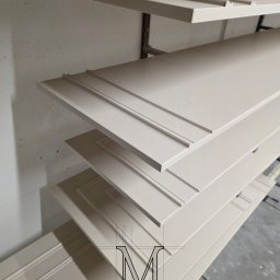 szafa na poddaszu, MDF półmat, oświetlenie ledowe dobrze rozjaśnia wnętrze szafy, przy dość ciemnym pomieszczeniu na poddaszu