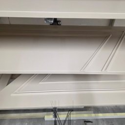 szafa na poddaszu, MDF półmat, oświetlenie ledowe dobrze rozjaśnia wnętrze szafy, przy dość ciemnym pomieszczeniu na poddaszu