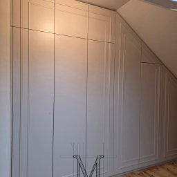 szafa na poddaszu, MDF półmat, oświetlenie ledowe dobrze rozjaśnia wnętrze szafy, przy dość ciemnym pomieszczeniu na poddaszu