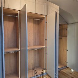 szafa na poddaszu, MDF półmat, oświetlenie ledowe dobrze rozjaśnia wnętrze szafy, przy dość ciemnym pomieszczeniu na poddaszu