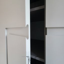 szafa fronty MDF lakier półmat
NCS S 500-N
pochwyt frezowany przez wszystkie fronty
wnętrze szafy grafit