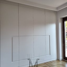 szafa fronty MDF lakier półmat
NCS S 500-N
pochwyt frezowany przez wszystkie fronty
wnętrze szafy grafit