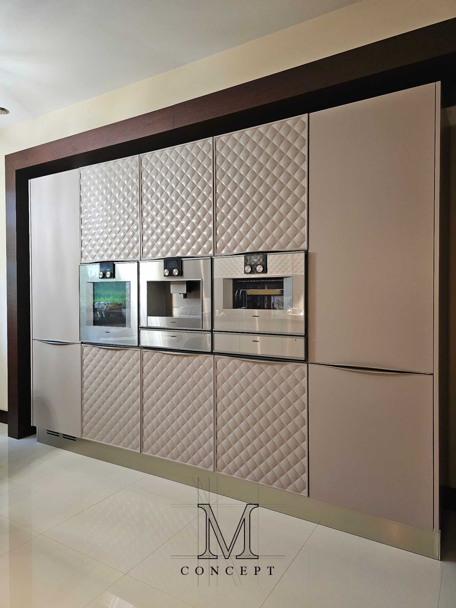 Kuchnia z frezowanymi frontami MDF w odcieniach beżu, blatem z granitu i sprzętem Gaggenau. Geometryczny wzór na szafkach. Nowoczesny design.