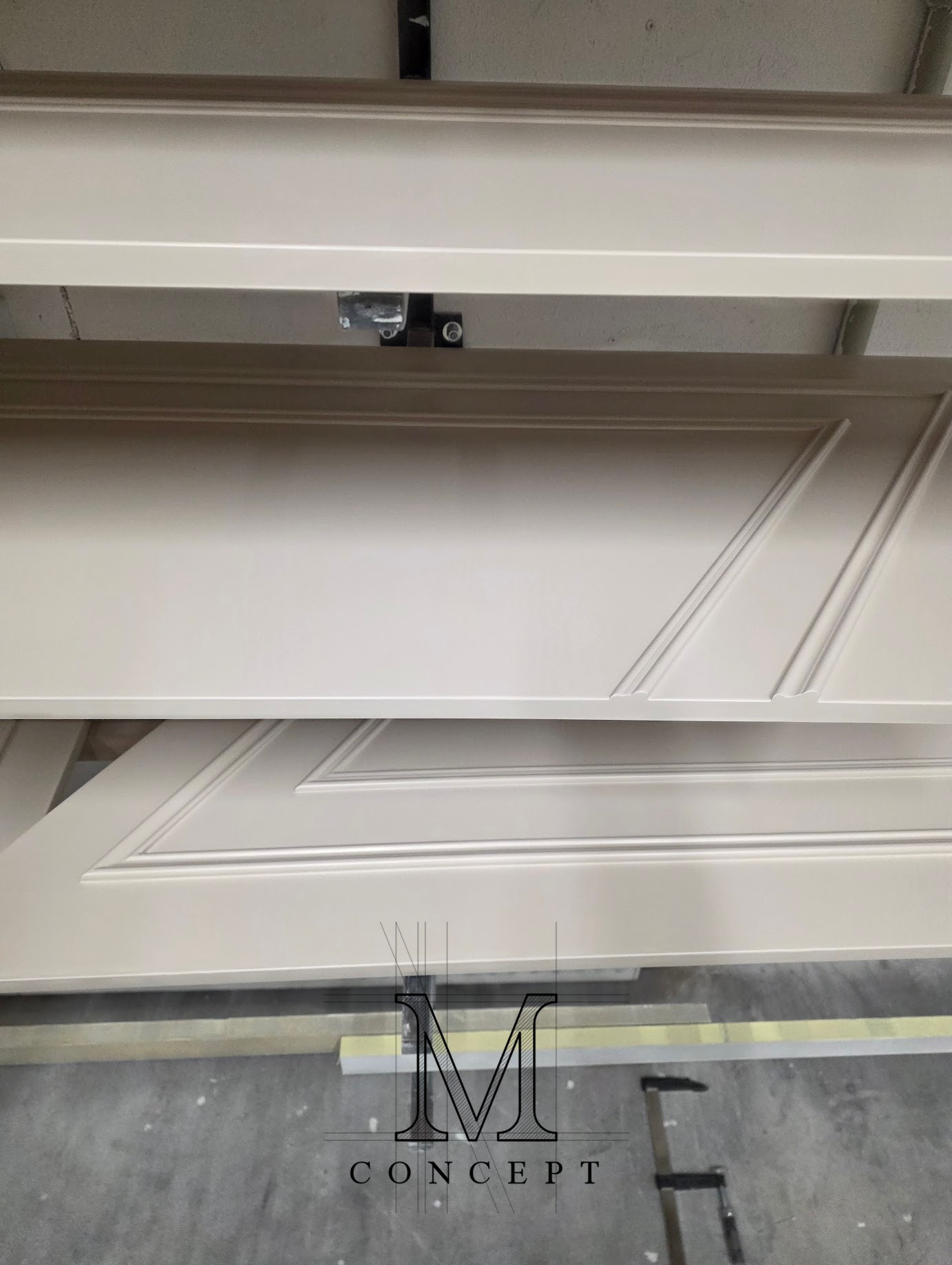 Fragment szafy na wymiar z MDF w półmacie, z oświetleniem LED, zamontowanej na poddaszu. Widoczne detale wykończenia i mocowania.