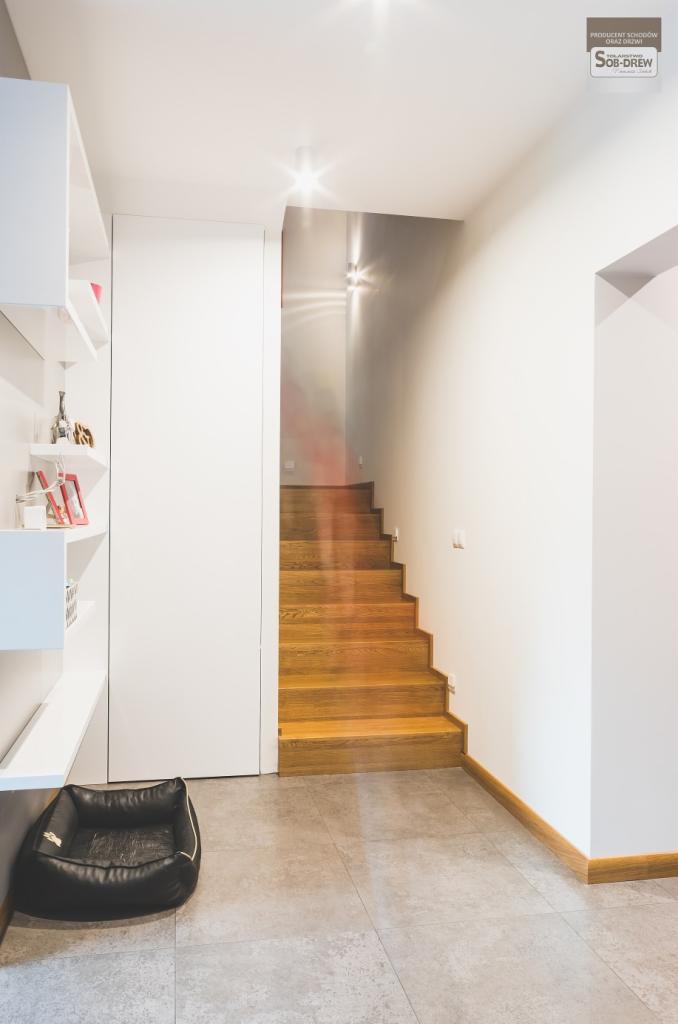 Schody dębowe na podłożu betonowym. Kolor: dąb naturalny