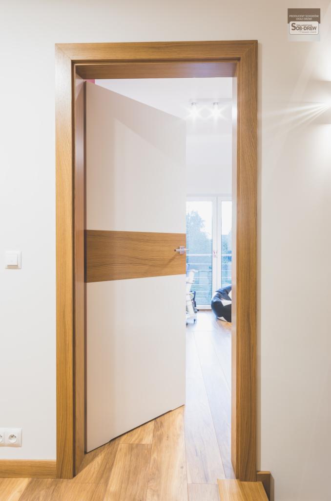 Drzwi dębowe, bezprzylgowe. Grubość skrzydła 45 mm. Ościeżnica regulowana, opaski 80 mm.