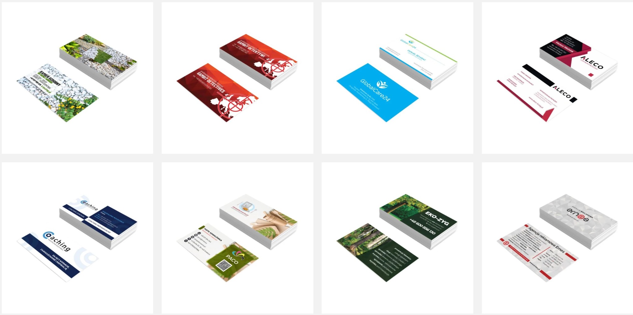 Zestaw wizytówek firmowych z różnymi projektami graficznymi, ułożonych pod kątem, prezentujących różnorodność stylów i branż.