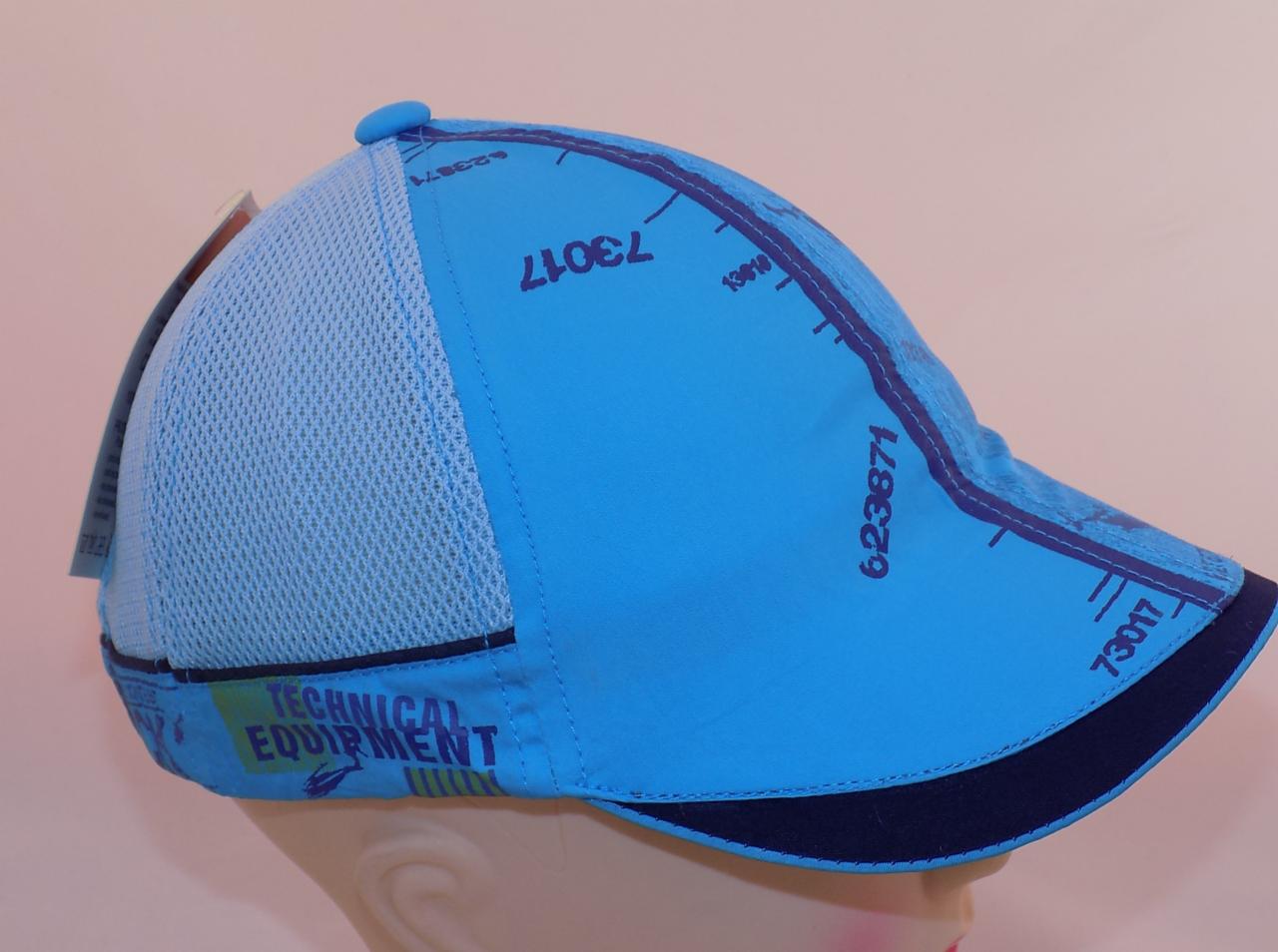 Jasnoniebieska czapka z daszkiem, z siateczką po bokach i nadrukowanymi numerami oraz napisem 'Technical Equipment', prezentowana na manekinie.