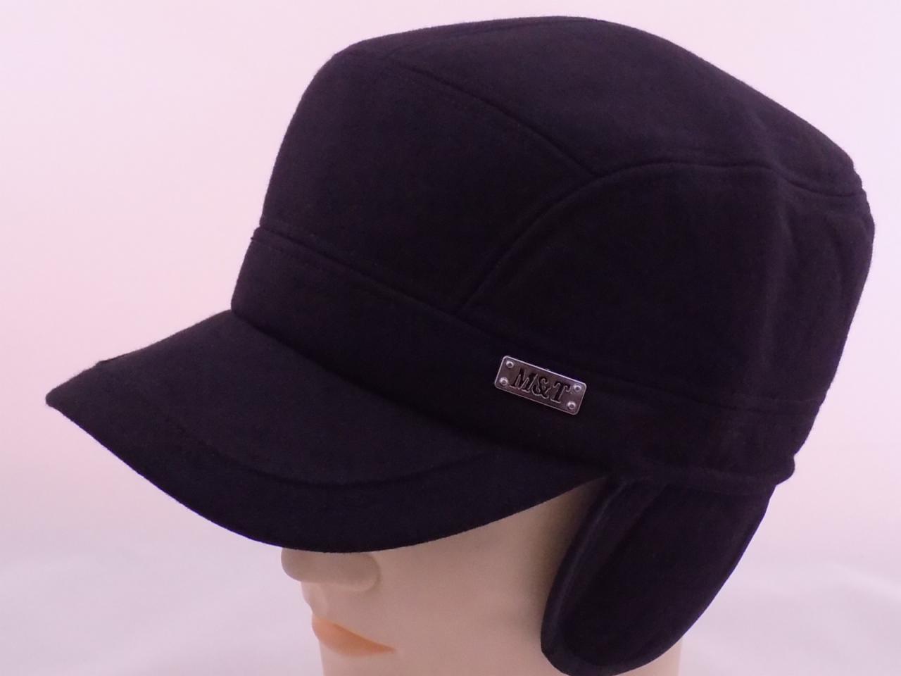 Czarna czapka zimowa typu uszatka z krótkim daszkiem i metalowym logo 'M&T' na manekinie.