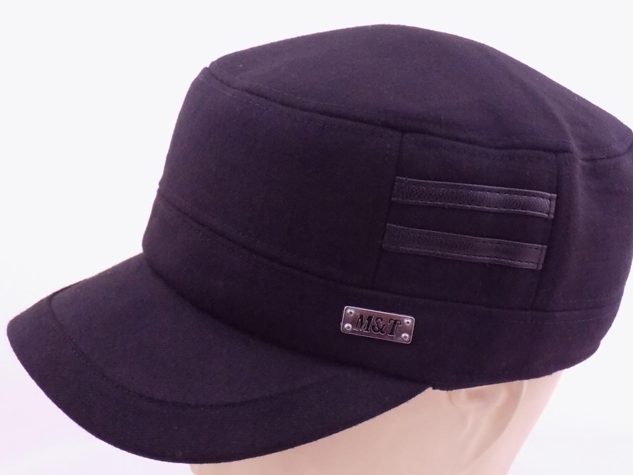 Czarna czapka typu patrolówka z metalową plakietką 'M&T' i dwoma poziomymi paskami z ekoskóry, prezentowana na manekinie.