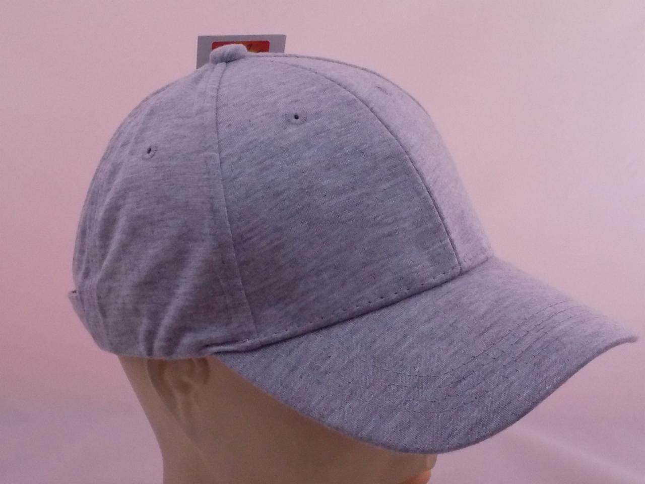 Szara bawełniana czapka z daszkiem na manekinie, widoczna metka na górze.