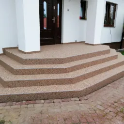 Kamienny Dywan,masa naturalnie barwionego marmuru z żywicą poliuretanową.