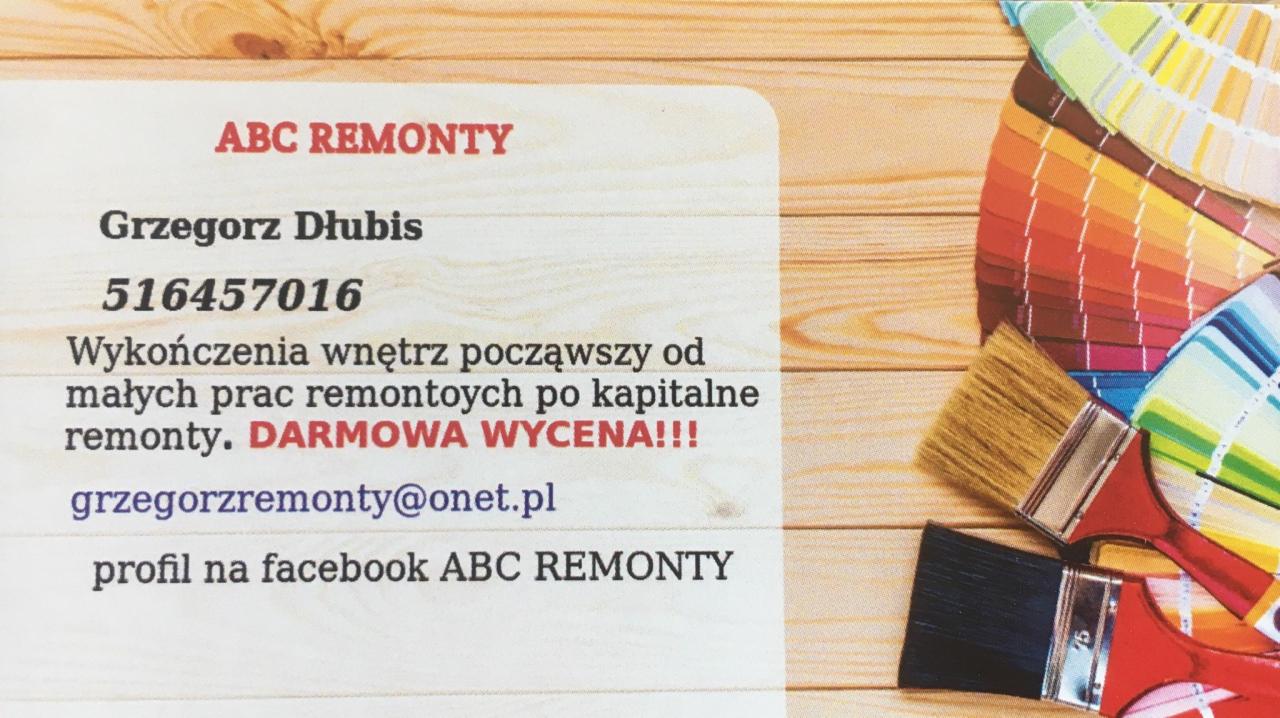 Wizytówka firmy ABC Remonty z danymi kontaktowymi (imię, nazwisko, numer telefonu, adres e-mail, profil na Facebooku), obok której leżą palety kolorów i dwa pędzle malarskie.