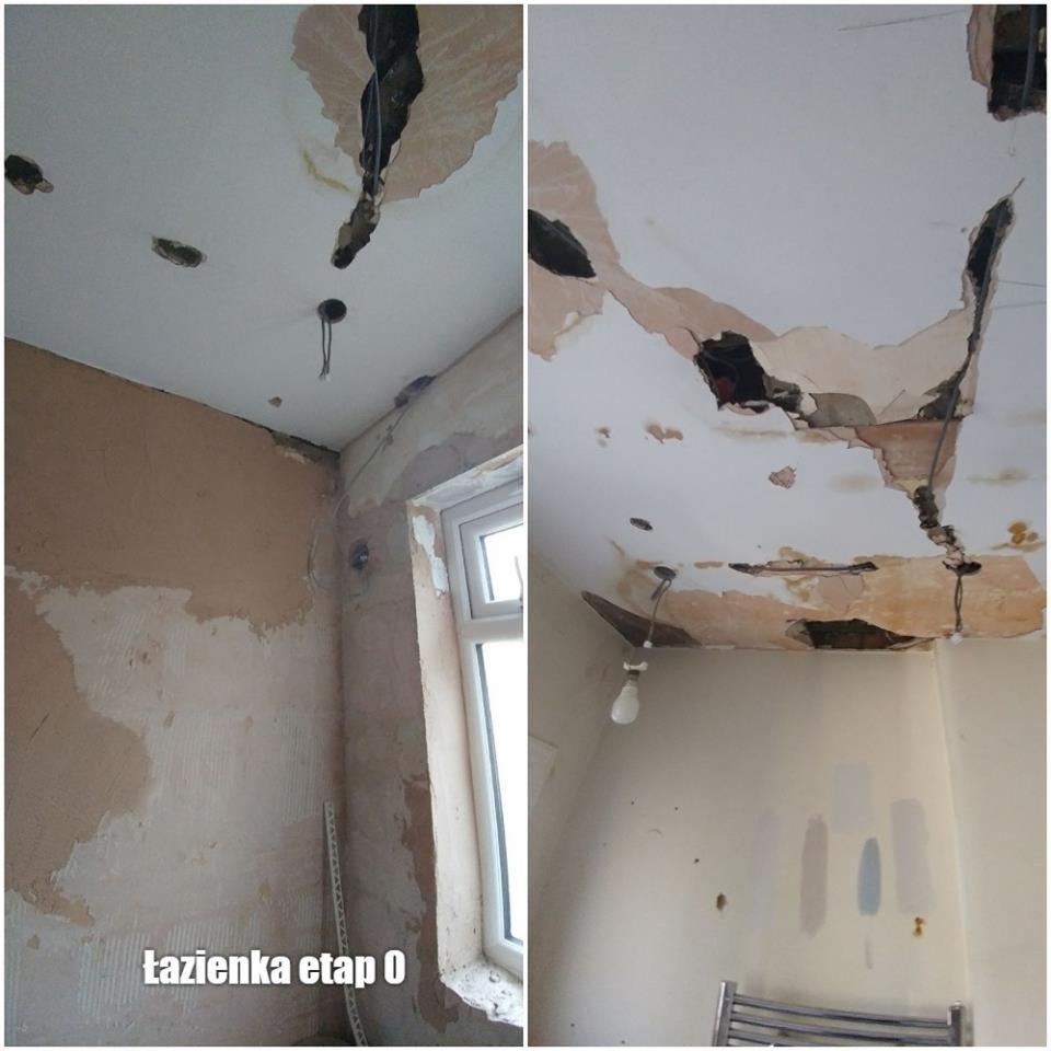 Zdjęcie przedstawia łazienkę w stanie surowym przed remontem, z widocznymi uszkodzeniami sufitu i ścian, odsłoniętymi przewodami elektrycznymi i fragmentami starego tynku, okno z białymi ramami.