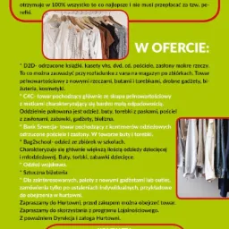 Wieszak z różnorodną odzieżą damską i męską w hurtowni, widoczne różne style i kolory ubrań.