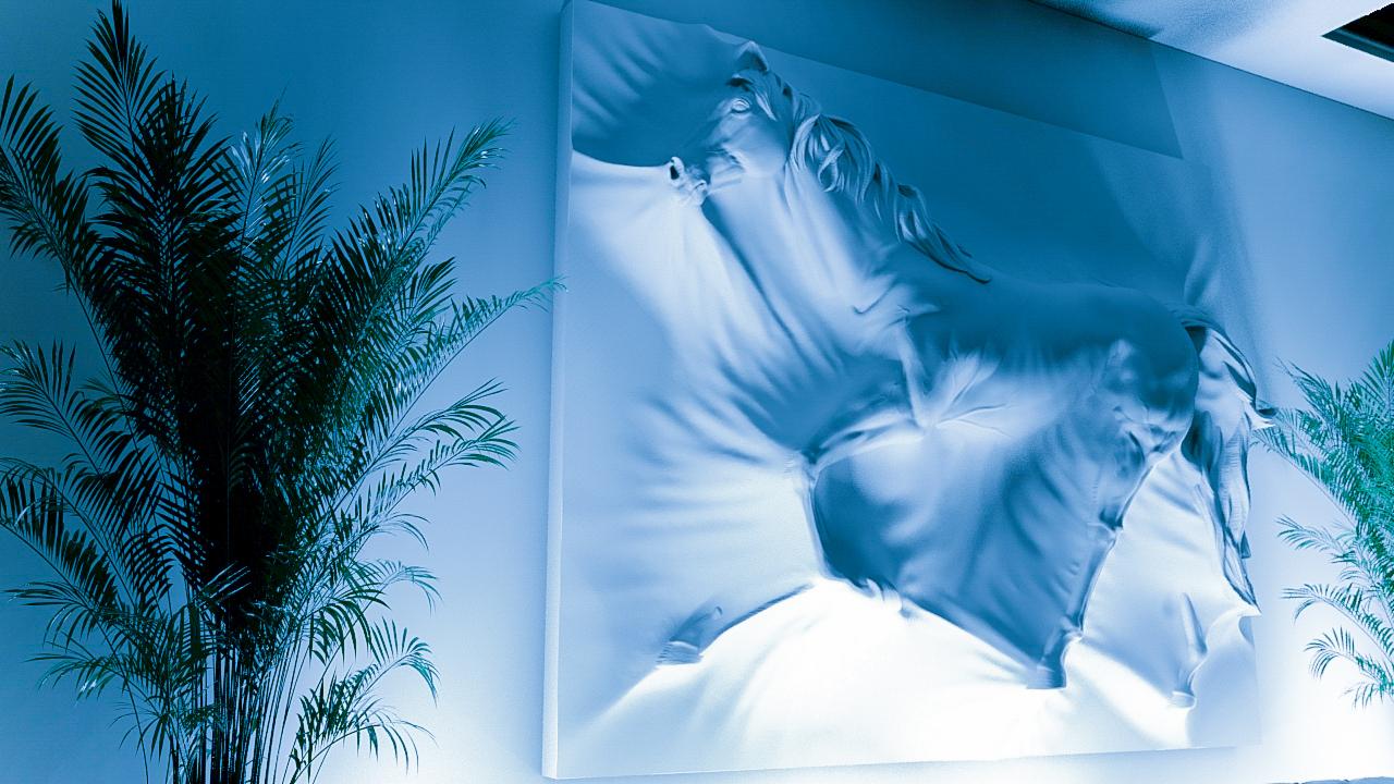 Nowoczesna dekoracja ścienna z podświetlanym motywem konia, otoczona zielonymi roślinami w chłodnym, niebieskim oświetleniu.