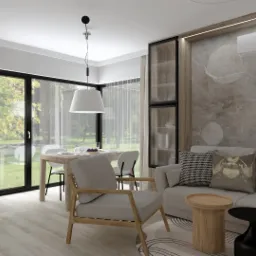 Wizualizacja jasnego salonu z aneksem kuchennym: drewniana podłoga, szara sofa z dekoracyjnymi poduszkami, stół z krzesłami przy oknie z widokiem na zieleń, minimalistyczna lampa wisząca, zabudowa...