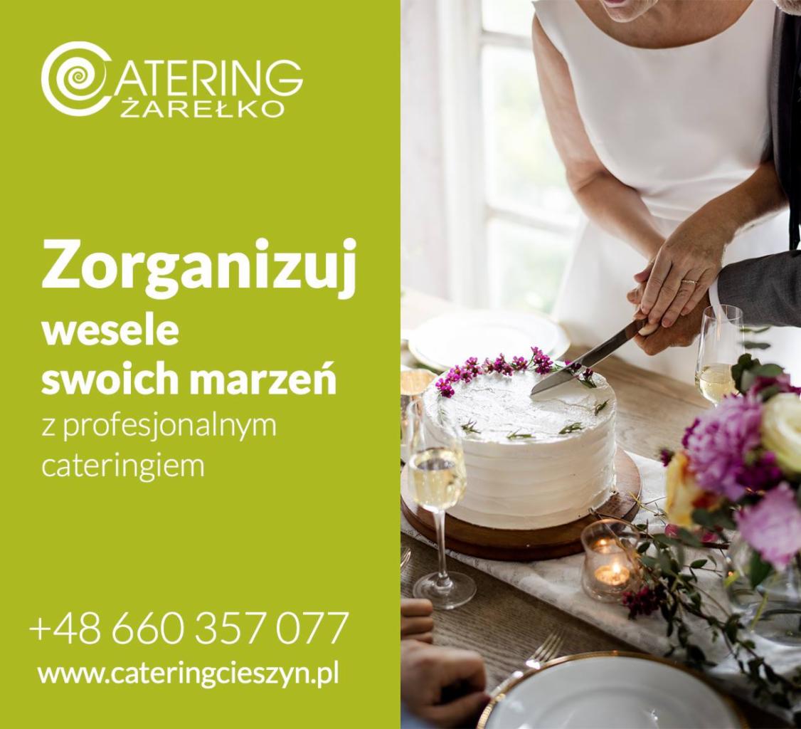 Reklama cateringu weselnego: para kroi tort na stole z kwiatami i szampanem, widoczne logo firmy cateringowej i dane kontaktowe.
