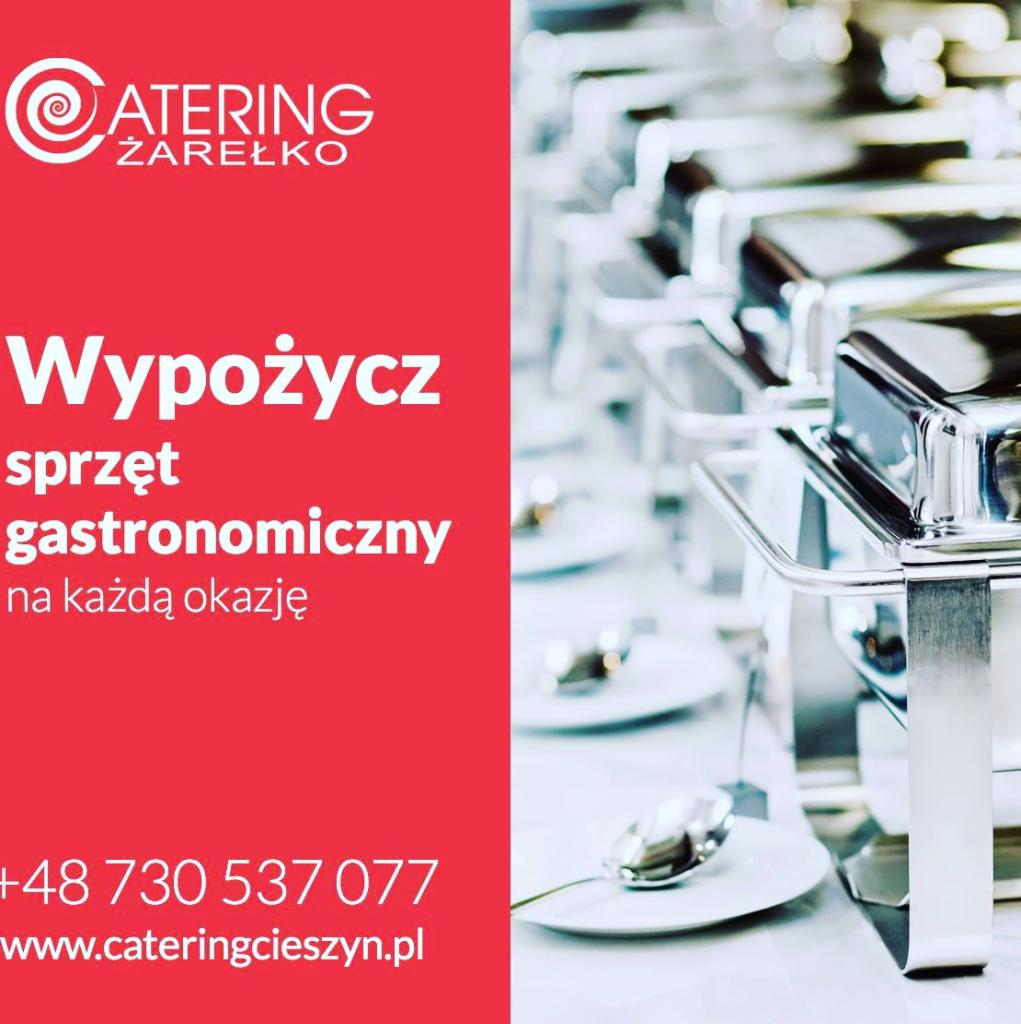 Reklama wypożyczalni sprzętu gastronomicznego: bufety grzewcze ze stali nierdzewnej ustawione w rzędzie, talerze z łyżkami, logo i dane kontaktowe firmy na czerwonym tle.