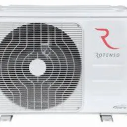 Biała jednostka zewnętrzna klimatyzacji marki Rotenso z widoczną kratką wentylatora i czerwonym logo, umieszczona na białym tle.