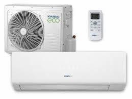Biały klimatyzator Kaisai Eco z jednostką zewnętrzną i pilotem, na białym tle.