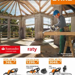 Mężczyzna w kasku i okularach ochronnych przecina deskę akumulatorową piłą łańcuchową Stihl na budowie domu w stanie surowym, ulotka reklamowa.