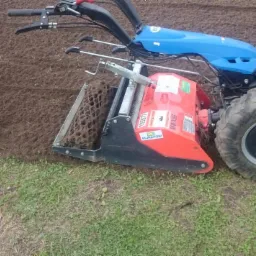 Glebogryzarka separacyjna Muratori w trakcie przygotowywania gleby pod trawnik, widoczne świeżo spulchnione podłoże i fragment trawy.