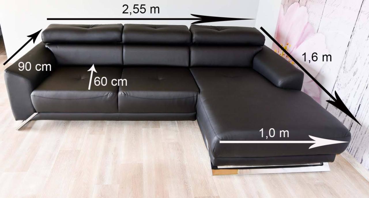 Czarna, skórzana sofa narożna z chromowanymi nóżkami, z naniesionymi wymiarami: długość 2,55m, wysokość 1,6m, głębokość siedziska 60cm, szerokość boku 90cm, długość szezlonga 1,0m.