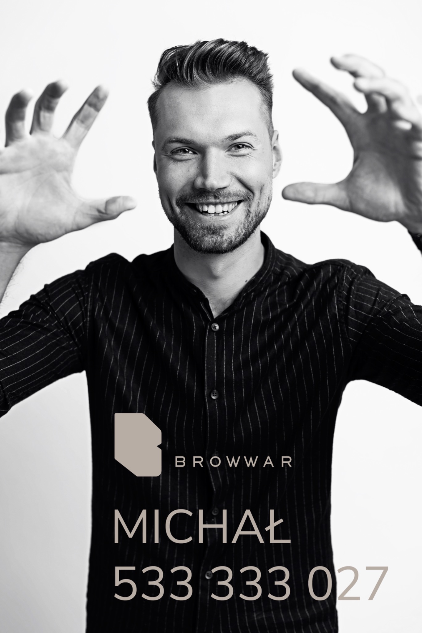 Portret uśmiechniętego mężczyzny w czarno-białej koszuli w paski, z uniesionymi dłońmi, prezentującego logo i dane kontaktowe firmy 'BROWWAR' Michał 533 333 027.