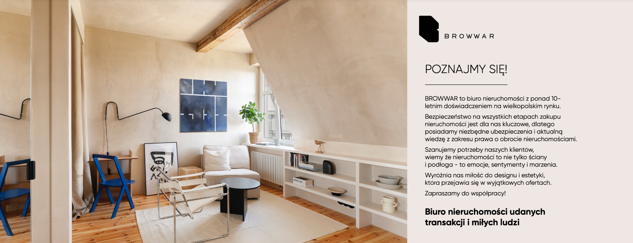 Jasne, przestronne wnętrze poddasza z drewnianą podłogą, beżowymi ścianami, nowoczesnymi meblami, abstrakcyjnym obrazem na ścianie i rośliną w oknie.